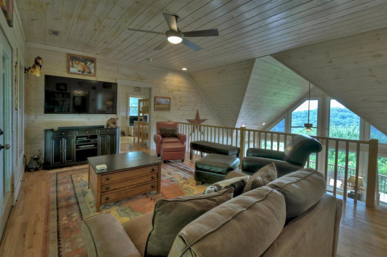 הוילה Morganton Champagne Chalet - Cuddleup מראה חיצוני תמונה